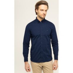 Koszula TOMMY HILFIGER Geo Print Shirt MW0MW12173. Niebieskie koszule męskie TOMMY HILFIGER, m, bez wzorów, z bawełny, casualowe, bez kołnierzyka, bez rękawów. Za 399,00 zł.