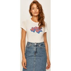 Levi's - T-shirt. Białe bluzki damskie Levi's®, s, z nadrukiem, z bawełny, casualowe, z okrągłym kołnierzem, z krótkim rękawem. W wyprzedaży za 89,90 zł.