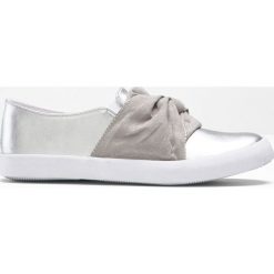 Buty wsuwane bonprix srebrno-szary. Szare baleriny damskie bonprix, bez wzorów, bez obcasa. Za 74,99 zł.
