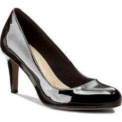Półbuty CLARKS - Carlita Cove 261175854 Black Pat. Czarne półbuty damskie skórzane marki Clarks, klasyczne, na obcasie. W wyprzedaży za 199,00 zł.