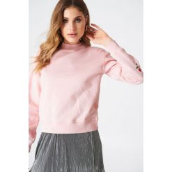 NA-KD Bluza z haftowanymi różami na rękawach - Pink. Różowe długie bluzy damskie marki NA-KD, z haftami, z długim rękawem. W wyprzedaży za 73,17 zł.