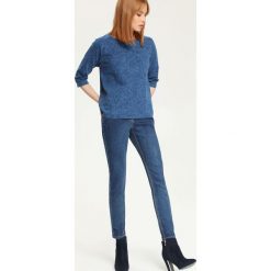 BLUZA NIEROZPINANA DAMSKA Z NADRUKIEM. Niebieskie bluzy damskie Top Secret, uniwersalny, z nadrukiem, z jeansu, bez rękawów, bez kaptura. W wyprzedaży za 49,99 zł.