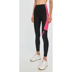 Guess Jeans - Legginsy. Różowe spodnie damskie Guess Jeans, s, z elastanu. Za 199,90 zł.