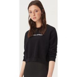 Bawełniana bluza z napisem - Czarny. Czarne bluzy damskie Sinsay, s, z napisami, z bawełny, bez rękawów, bez kaptura. Za 39,99 zł.