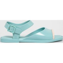 Melissa - Sandały Crush Ad. Niebieskie klapki damskie Melissa, bez wzorów, z gumy, bez obcasa, na obcasie. W wyprzedaży za 159,90 zł.