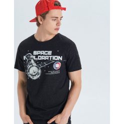 Koszulka z kolekcji Apollo/Soyuz - Czarny. Czarne koszulki męskie Cropp, s, bez wzorów, bez kołnierzyka, bez rękawów. Za 39,99 zł.