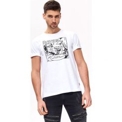 T-shirt z nadrukiem. Białe t-shirty męskie na lato, m, z nadrukiem, z bawełny, krótkie. W wyprzedaży za 14,99 zł.