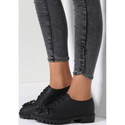 Czarne Półbuty Ambrosial Girl. Czarne półbuty damskie marki vices, bez wzorów, ze skóry, bez obcasa, na obcasie, na sznurówki. Za 59,99 zł.