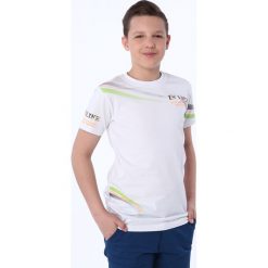 T-shirt chłopięcy z napisem biały NDZ7382. Białe t-shirty chłopięce marki Fasardi, z napisami, bez rękawów. Za 39,00 zł.