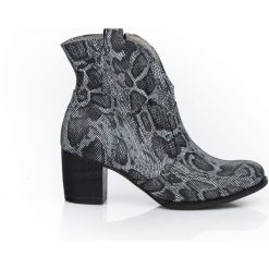 Botki na słupku kowbojki - skóra naturalna - model 503 - kolor czarny wąż. Czarne botki damskie Zapato, na wiosnę, z jeansu, eleganckie, z okrągłym noskiem, bez obcasa, na obcasie, bez zapięcia. Za 399,00 zł.