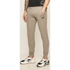 EA7 Emporio Armani - Spodnie. Czarne spodnie męskie EA7 Emporio Armani, na co dzień, s, z aplikacjami, z bawełny. W wyprzedaży za 299,90 zł.