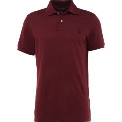 Polo Ralph Lauren Golf SHORT SLEEVE Koszulka polo classic wine. Czerwone koszulki męskie marki Polo Ralph Lauren Golf, m, bez wzorów, z elastanu, sportowe, z golfem, bez rękawów. Za 419,00 zł.