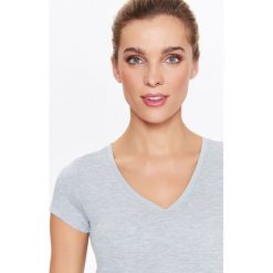 T-SHIRT KRÓTKI RĘKAW DAMSKI GŁADKI. Szare bluzki damskie Top Secret, bez wzorów, z dzianiny, z dekoltem w serek. W wyprzedaży za 9,99 zł.