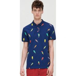 Koszulka polo z nadrukiem - Granatowy. Niebieskie koszulki męskie Cropp, s, z nadrukiem, bez rękawów. Za 59,99 zł.