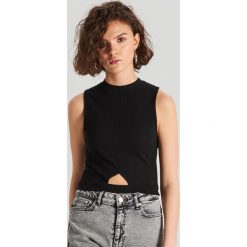Top z wycięciem - Czarny. Czarne topy damskie Cropp, s, bez wzorów, bez kołnierzyka. W wyprzedaży za 19,99 zł.