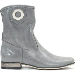 Wsuwane botki na niskim obcasie - skóra naturalna - model 270 - kolor szary. Szare botki damskie Zapato, ze skóry, klasyczne, na niskim obcasie, bez zapięcia. W wyprzedaży za 319,20 zł.