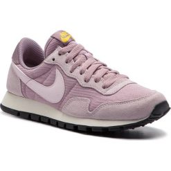 Buty NIKE - Air Pegasus '83 828403 504 Plum Fog/Bleached Lilac. Fioletowe półbuty damskie Nike, bez wzorów, z zamszu, bez obcasa, na płaskiej podeszwie, bez zapięcia. W wyprzedaży za 299,00 zł.