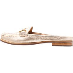 Carvela Comfort CLAYTON Klapki gold. Żółte klapki damskie marki Carvela Comfort, bez wzorów, ze skóry, bez obcasa. W wyprzedaży za 423,20 zł.