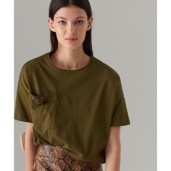 Bawełniana koszulka z kieszonką - Khaki. Koszulki damskie Mohito. W wyprzedaży za 19,99 zł.