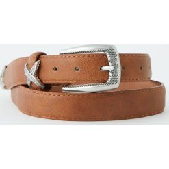 Pasek z metalowymi ozdobami. Pomarańczowe paski damskie Pull&Bear, w paski. Za 39,90 zł.