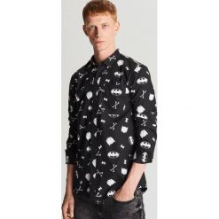 Koszula all over Batman - Czarny. Czarne koszule męskie Cropp, s. W wyprzedaży za 29,99 zł.