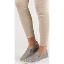 SKÓRZANE TRAMPKI SLIP ON. Różowe trampki i tenisówki damskie marki FILIPPO, bez wzorów, bez zapięcia. Za 141,00 zł.