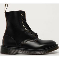Dr. Martens - Workery skórzane 1460 Pascal. Czarne workery damskie Dr. Martens, ze skóry, z okrągłym noskiem, bez obcasa, na obcasie, na sznurówki. Za 849,90 zł.