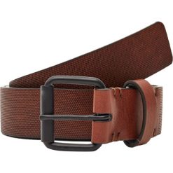 Pasek z metalową sprzączką i wytłoczeniem. Pomarańczowe paski męskie marki Pull&Bear, w paski. Za 29,90 zł.