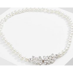 Kenneth Jay Lane LIGHT CULT PEARL WITHLEAF CLASP Naszyjnik offwhite. Białe naszyjniki damskie marki Kenneth Jay Lane. W wyprzedaży za 407,20 zł.