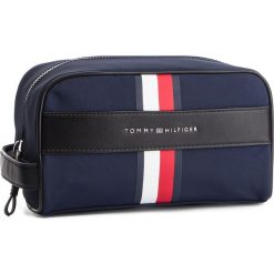 Kosmetyczka TOMMY HILFIGER - Elevated Washbag Stripe AM0AM04519 413. Niebieskie kosmetyczki męskie TOMMY HILFIGER, bez wzorów, z tkaniny. W wyprzedaży za 159,00 zł.