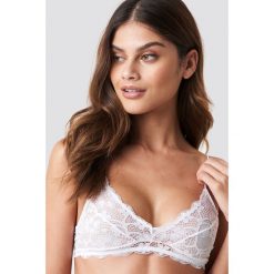 NA-KD Lingerie Koronkowy biustonosz na cienkich ramiczkach - White. Białe biustonosze marki NA-KD Lingerie, bez wzorów, z materiału. Za 72,95 zł.