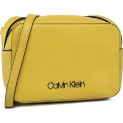 Torebka CALVIN KLEIN - Ck Must Camera Bag K60K606759 LAF. Żółte listonoszki damskie Calvin Klein, bez wzorów, ze skóry ekologicznej, bez dodatków. Za 299,00 zł.