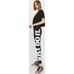 Nike Sportswear - Legginsy. Czarne spodnie damskie Nike Sportswear, s, z nadrukiem, z elastanu. W wyprzedaży za 119,90 zł.