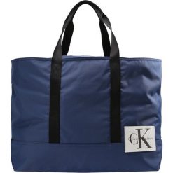 Calvin Klein Jeans SPORT ESSENTIAL CARRYALL Torba na zakupy blue. Niebieskie shopper bag damskie Calvin Klein Jeans, z jeansu. Za 509,00 zł.