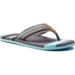 Japonki TOMMY HILFIGER - Striped Beach Sandal FM0FM02085 Aqua Haze 447. Szare klapki męskie ze skóry. W wyprzedaży za 129,00 zł.