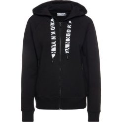 Bluza DKNY Sport DP9J8598. Szare bluzy sportowe damskie DKNY Sport, m, bez wzorów, z elastanu, bez rękawów, bez kaptura. W wyprzedaży za 279,00 zł.