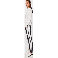 EA7 Emporio Armani - Spodnie. Czarne spodnie damskie EA7 Emporio Armani, s, bez wzorów, z elastanu, casualowe. W wyprzedaży za 299,90 zł.