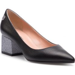 Półbuty POLLINI - SA10375C17TE400A Nero/Gli/Acc. Czarne półbuty damskie marki Pollini, z aplikacjami, ze skóry, bez obcasa, na obcasie, bez zapięcia. Za 1239,00 zł.