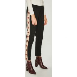 Scotch & Soda - Spodnie. Czarne spodnie damskie Scotch & Soda, s, bez wzorów, z elastanu, casualowe. W wyprzedaży za 269,90 zł.