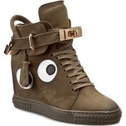 Sneakersy CARINII - B3767/O I43-000-PSK-B88. Zielone półbuty damskie Carinii, z aplikacjami, ze skóry, bez obcasa, na koturnie, bez zapięcia. W wyprzedaży za 229,00 zł.