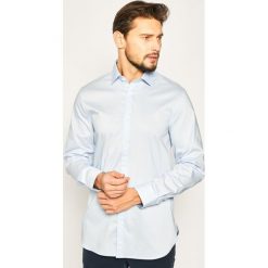 Koszula Guess M02H13 W7ZK0. Niebieskie koszule męskie Guess, xl, z aplikacjami, z bawełny, casualowe, bez kołnierzyka, bez rękawów. W wyprzedaży za 179,00 zł.