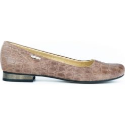 Baleriny na obcasie z tłoczeniem - skóra naturalna - model 008 - kolor taupe. Szare baleriny damskie Zapato, bez wzorów, ze skóry, eleganckie, na niskim obcasie, na obcasie. W wyprzedaży za 179,40 zł.