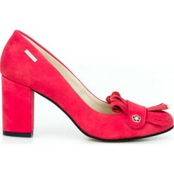 Nubukowe czółenka z frędzlami - skóra naturalna - model 043 - kolor czerwony. Czerwone czółenka damskie Zapato, na co dzień, bez wzorów, z jeansu, z okrągłym noskiem, bez obcasa, na obcasie. W wyprzedaży za 191,40 zł.