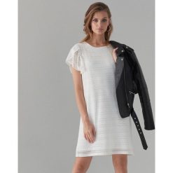Koronkowa mini sukienka - Kremowy. Białe sukienki damskie Mohito, s, bez wzorów, z koronki, bez kołnierzyka, bez rękawów, mini. Za 119,99 zł.