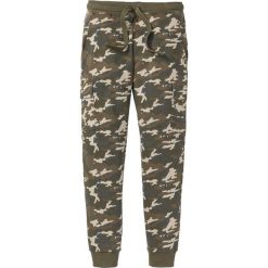 Spodnie sportowe bojówki bonprix oliwkowy moro. Zielone spodnie męskie bonprix, s, moro, sportowe. Za 129,99 zł.