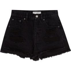 Jeansowe spodenki mom fit. Czarne szorty damskie Pull&Bear, bez wzorów, z jeansu. Za 89,90 zł.