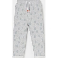 Wzorzyste spodnie dresowe - Jasny szary. Szare spodnie męskie Reserved, bez wzorów, z dresówki. Za 35,99 zł.