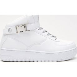 Sportowe buty z zapięciem na kostce - Biały. Białe buty sportowe męskie marki Cropp. W wyprzedaży za 39,99 zł.
