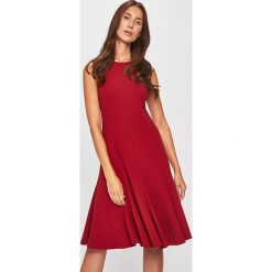 Calvin Klein - Sukienka. Czerwone sukienki damskie Calvin Klein, na co dzień, bez wzorów, z elastanu, casualowe, z okrągłym kołnierzem, bez rękawów, rozkloszowane. W wyprzedaży za 569,90 zł.