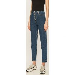 Calvin Klein Jeans - Jeansy Mom Jean. Niebieskie rurki damskie Calvin Klein Jeans, z aplikacjami, z elastanu, z podwyższonym stanem. Za 449,90 zł.